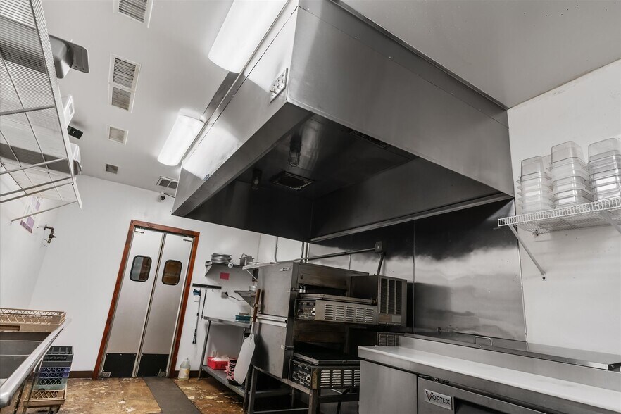 More Photos Of 451 S Thompson Ave, Excelsior Springs Bar For Sale