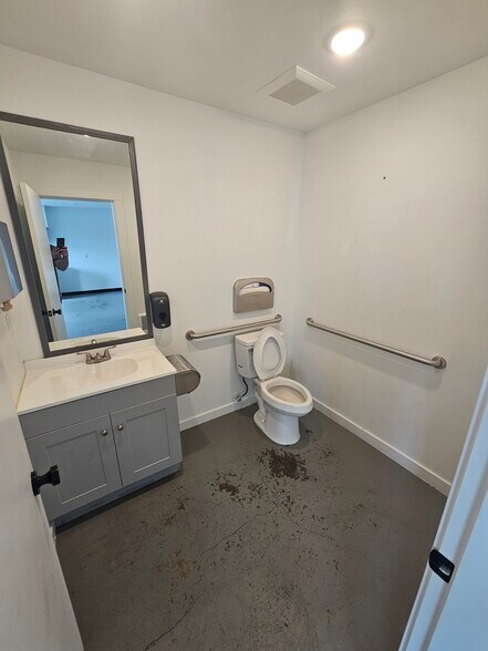 More Photos Of 5833 NE Portland Hwy, Portland Flex For Sale