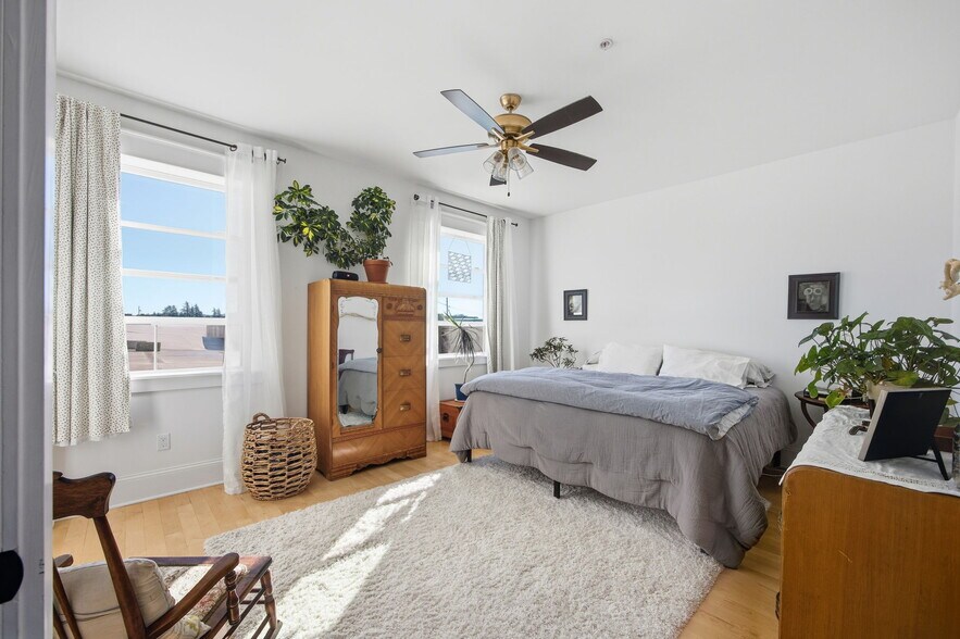 More Photos Of 104 Spruce St E, Ilwaco General Retail For Sale