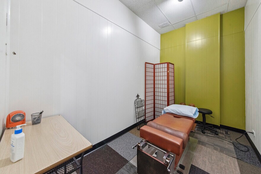 More Photos Of 3330 N Milwaukee Ave, Chicago Medical For Sale