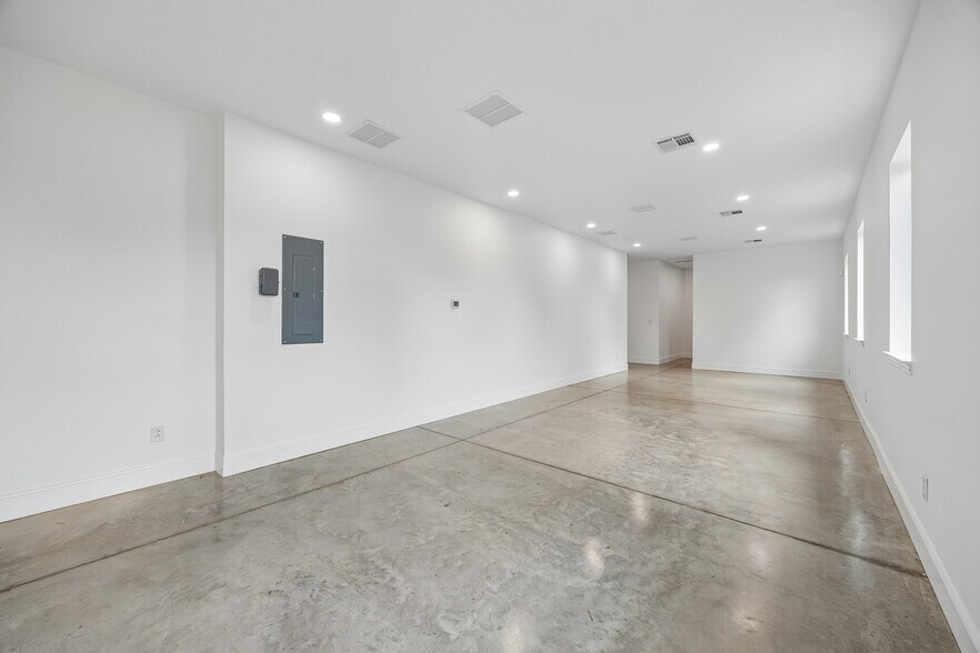 More Photos Of 908 Cresthaven Dr, Euless Showroom For Lease