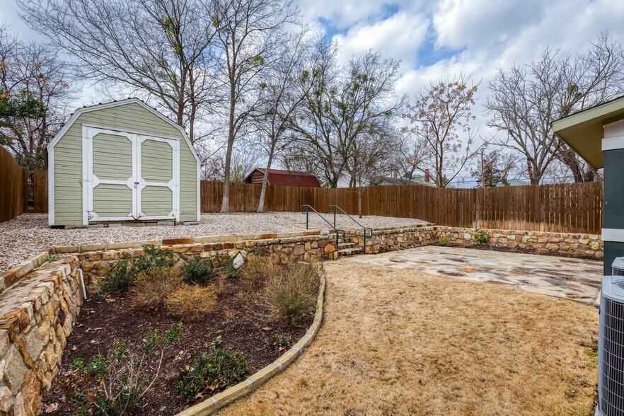 More Photos Of 210 E Church St, Weatherford Office Residential For Lease