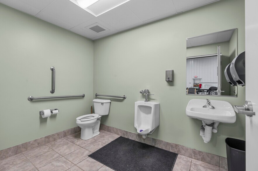 More Photos Of 3160 Fernau ct, Oshkosh Warehouse For Sale