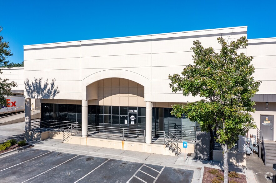 More Photos Of 2375 Button Gwinnett Dr, Doraville Warehouse For Lease
