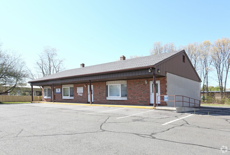 More Photos Of 448 Spring St, Windsor Locks Freestanding For Lease