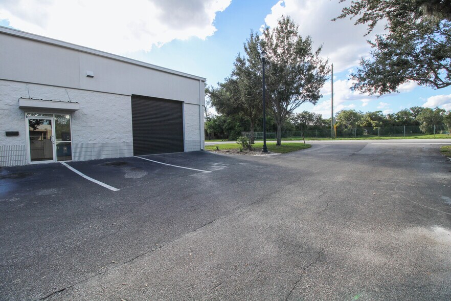 More Photos Of 2350 Us-17-92, Longwood Showroom For Lease