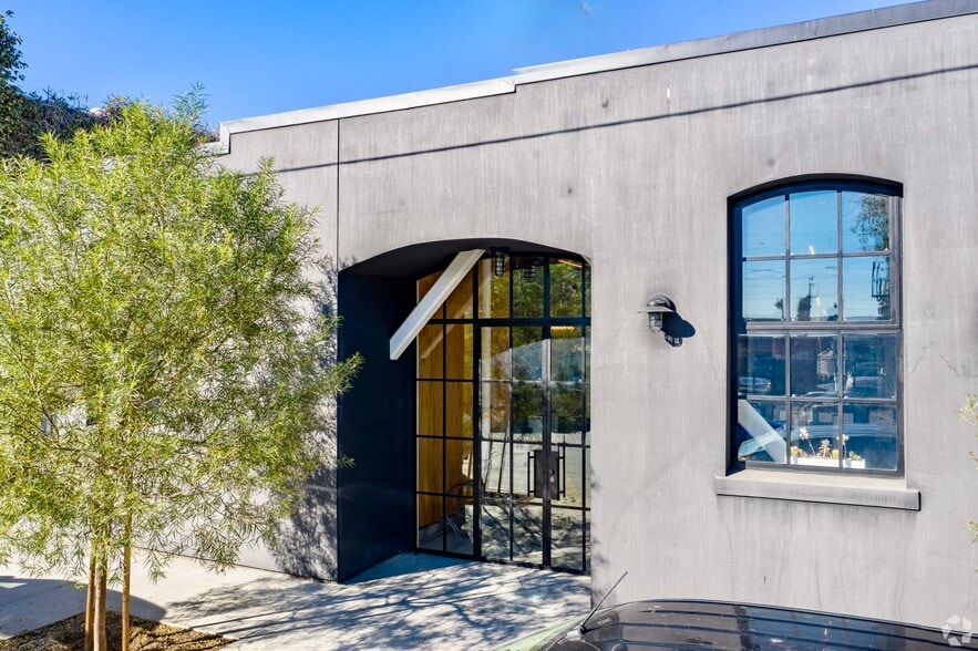 More Photos Of 2143 Bay St, Los Angeles Office For Lease