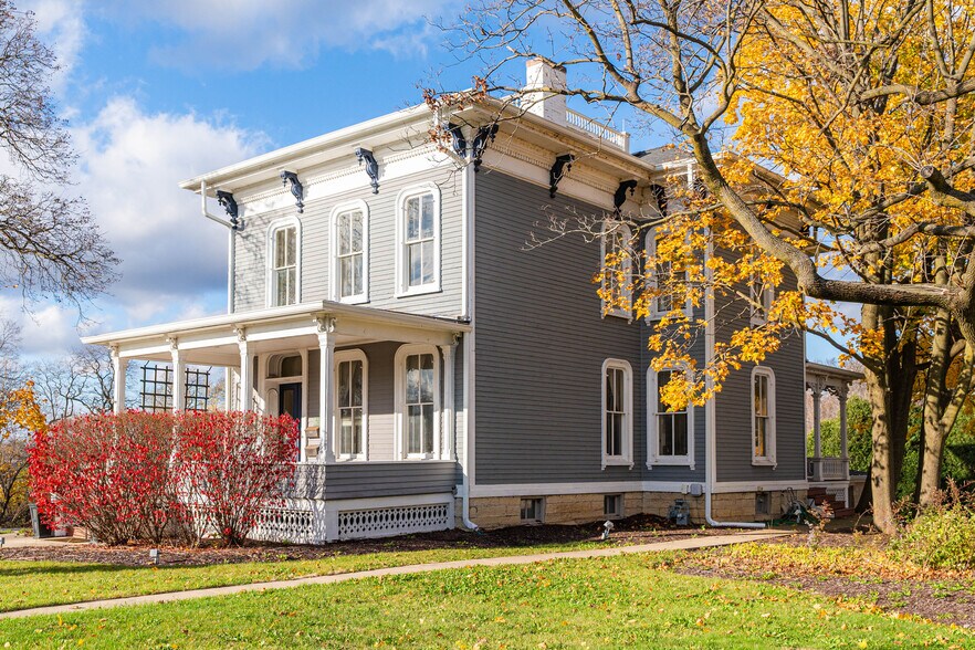 More Photos Of 223 E State St, Geneva Office For Sale