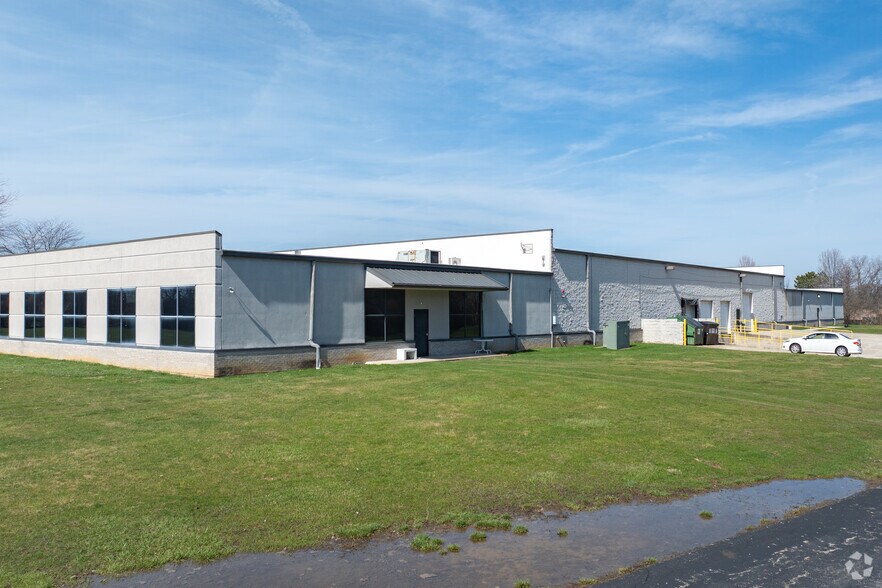 More Photos Of 6485-6515 Centerville Business Pky, Centerville Light Distribution For Lease