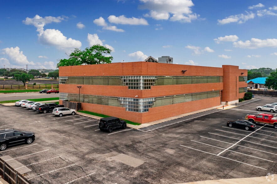 More Photos Of 2020 Babcock Rd, San Antonio Medical For Lease