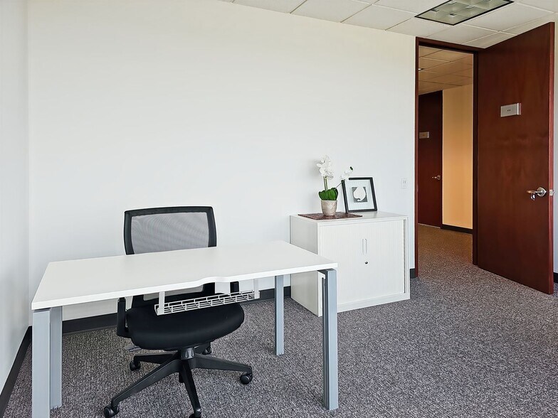 More Photos Of 2150 E Lake Cook Rd, Buffalo Grove Coworking Space