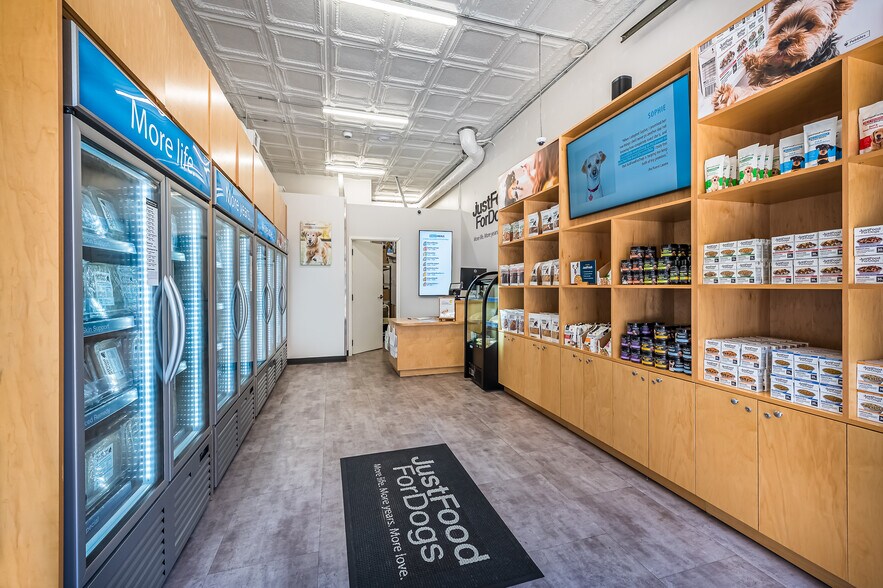 More Photos Of 3139 N Broadway St, Chicago General Retail For Sale