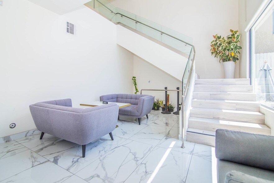 More Photos Of 300-302 S Mariposa Ave, Los Angeles Storefront Retail Office For Lease