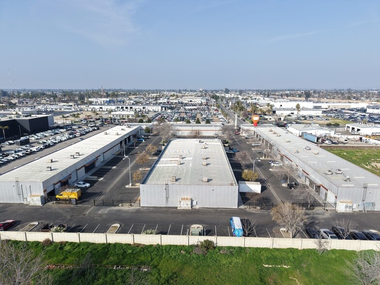 More Photos Of 3001 Auto Mall Dr, Bakersfield Warehouse For Lease