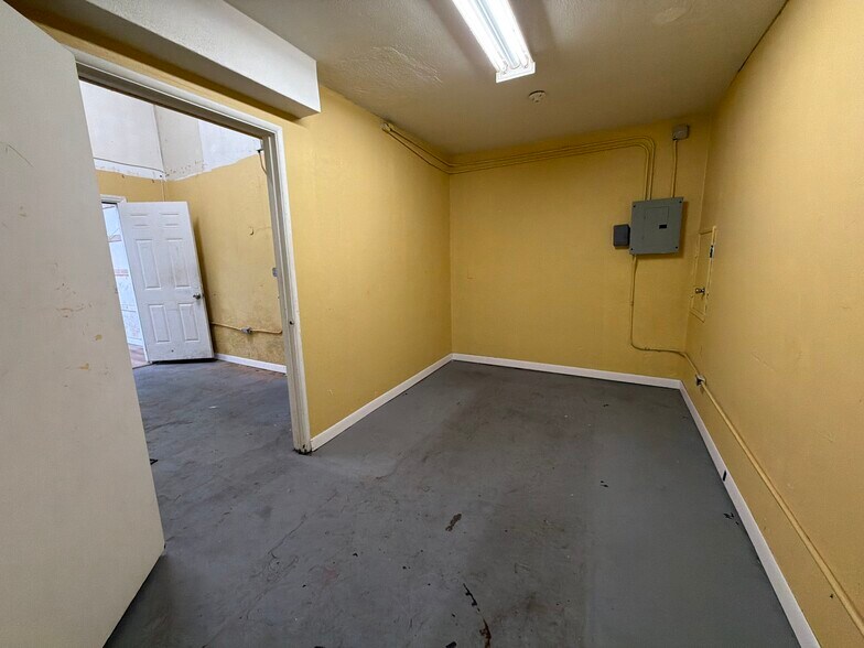 More Photos Of 5300-5328 Long Beach Blvd, Long Beach Storefront Retail Office For Lease