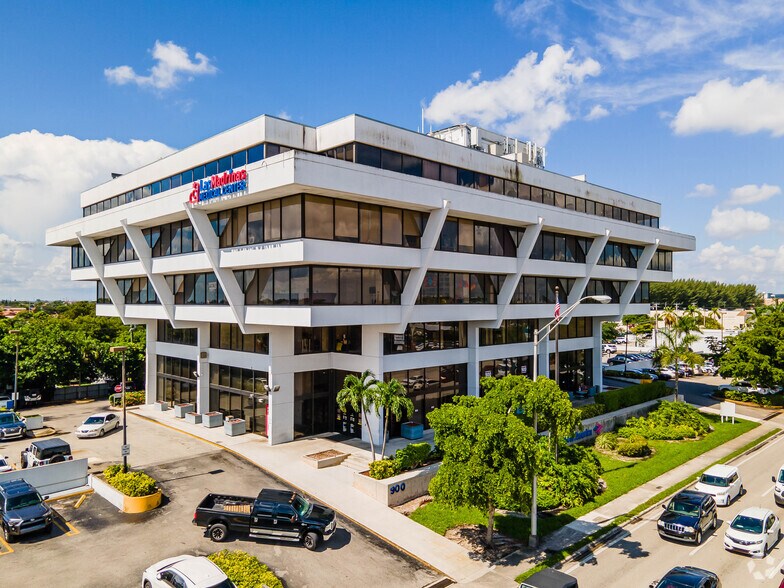 More Photos Of 900 W 49th St, Hialeah Medical For Lease