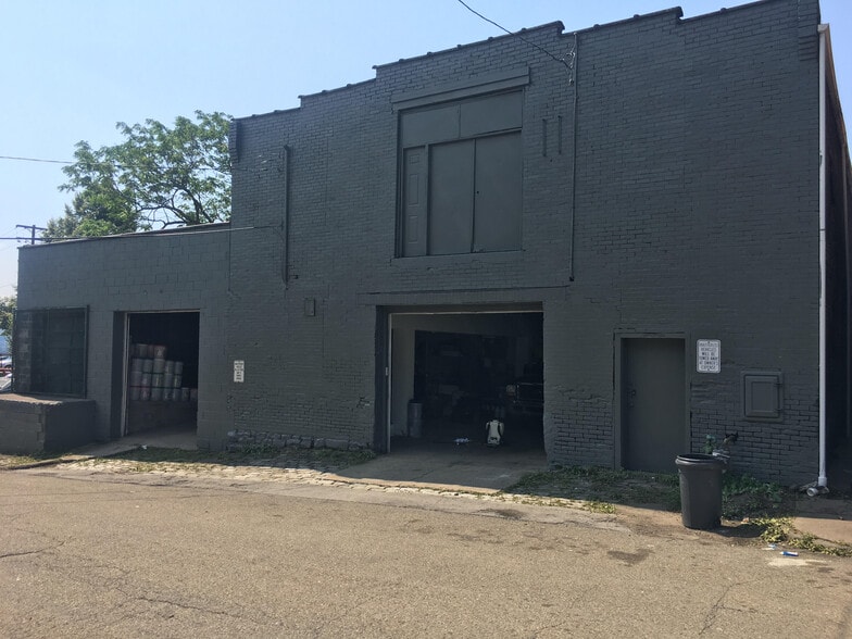 More Photos Of 2021 Tustin St, Pittsburgh Warehouse For Lease