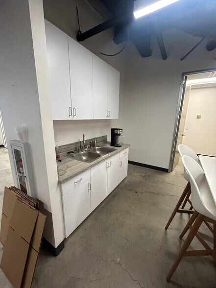 More Photos Of 4221 Wilshire Blvd, Los Angeles Loft Creative Space For Lease