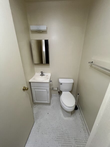 More Photos Of 5107 Hawaiian Ter, Cincinnati Healthcare For Sale