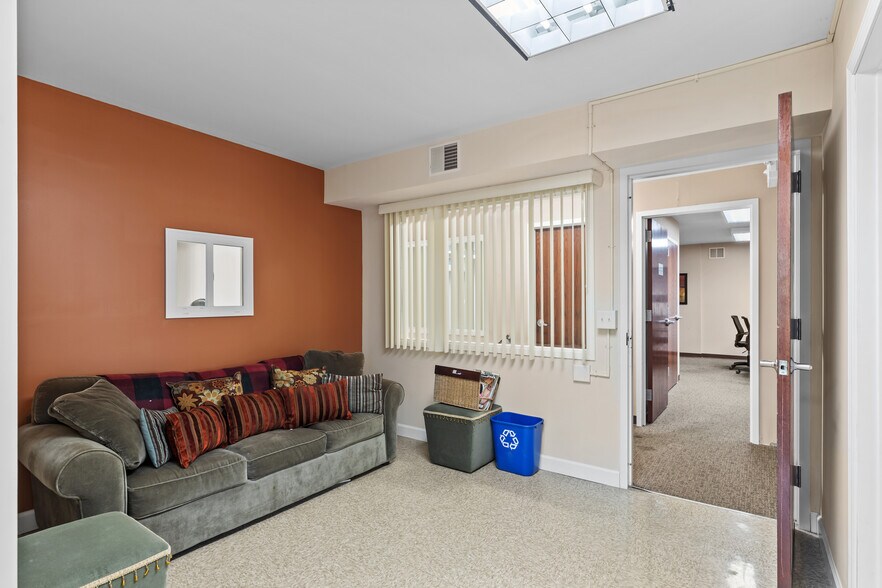 More Photos Of 10131-10137 West Florissant Ave, Saint Louis Office For Sale