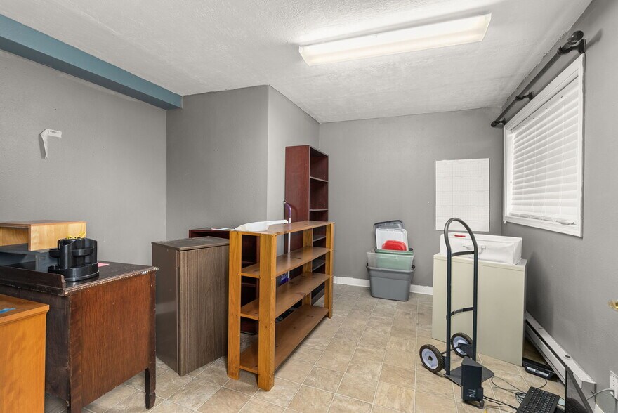 More Photos Of 1017 W Main St, Centralia Flex For Sale