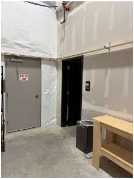 More Photos Of 5700 W Clairemont Dr, Appleton Warehouse For Lease