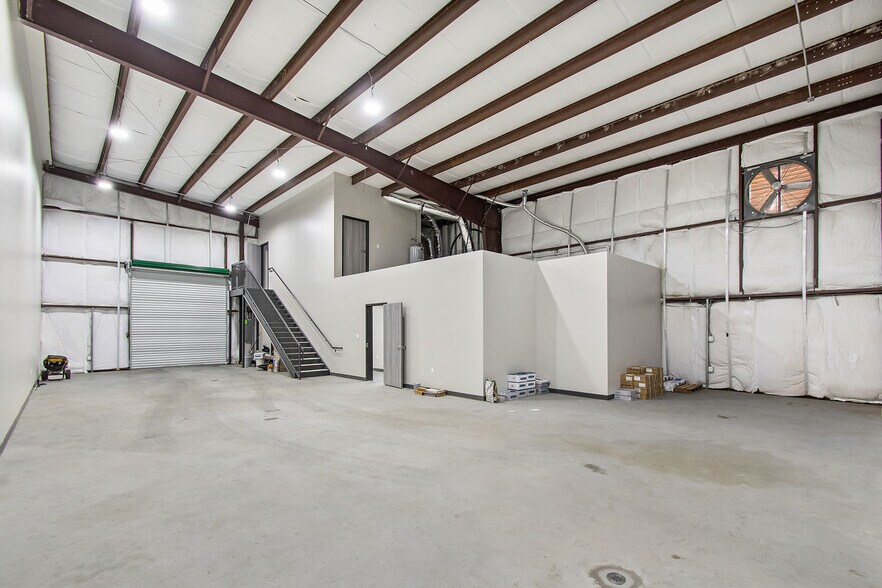 More Photos Of 4018 Ocee St, Houston Manufacturing For Lease