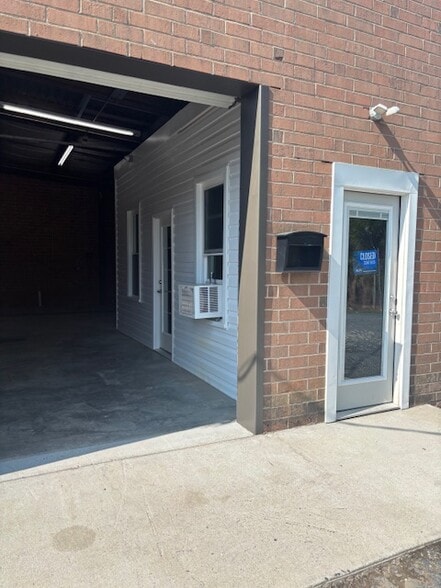 More Photos Of 2026 Kingsley Dr, Albemarle Manufacturing For Lease