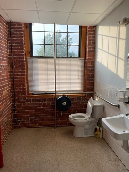 More Photos Of 51-55 Lake St, Nashua Light Manufacturing For Sale