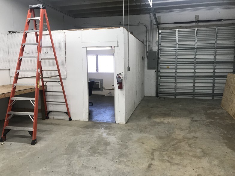 More Photos Of 267-269 NE 32nd Ct, Oakland Park Warehouse For Lease