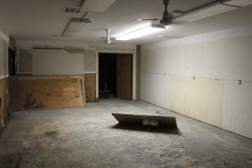 More Photos Of 1421 34th St, Woodward Service For Sale