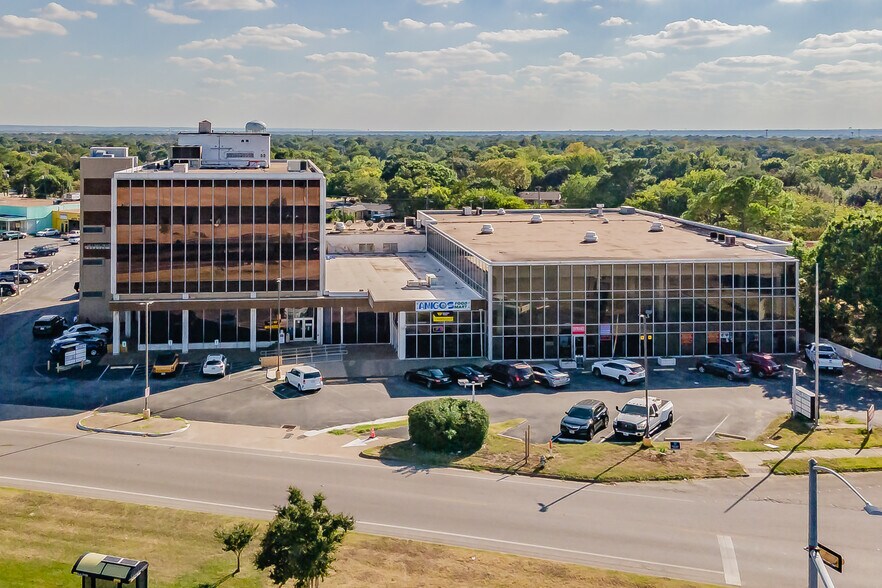More Photos Of 2520 W Irving Blvd, Irving Office For Lease