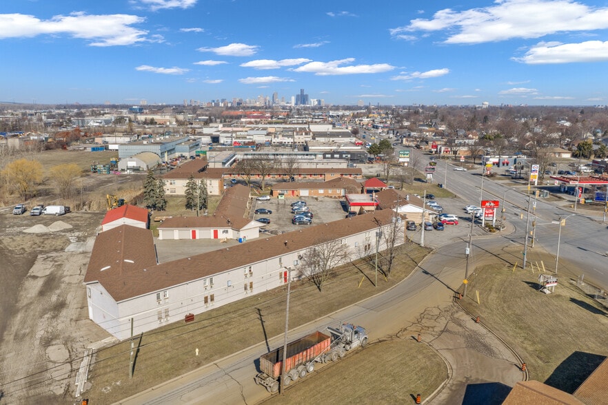 More Photos Of 2889 Howard Av, Windsor Hotel For Sale