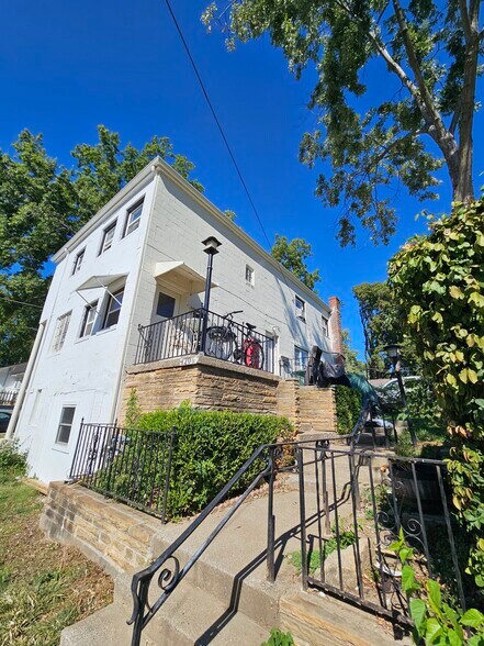 More Photos Of 1208 W White Oak St, Independence Apartments For Sale