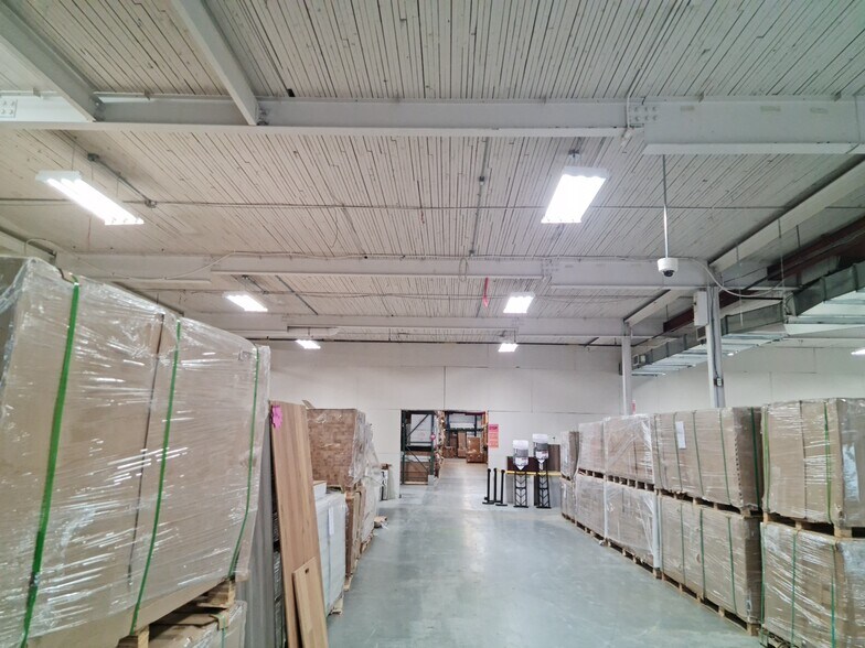 More Photos Of 6125-6185 Boul Métropolitain E, Montréal Warehouse For Sale