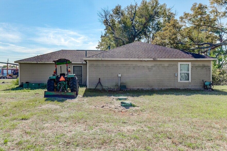 More Photos Of 77 Riley Rd, Houston Flex For Sale