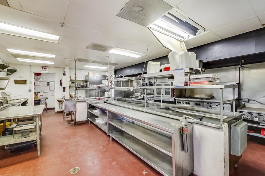 More Photos Of 1970 N Lincoln Ave, Chicago Storefront Retail Residential For Lease