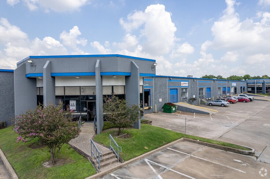 Primary Photo Of 5921-5937 S Loop Fwy E, Houston Warehouse For Lease