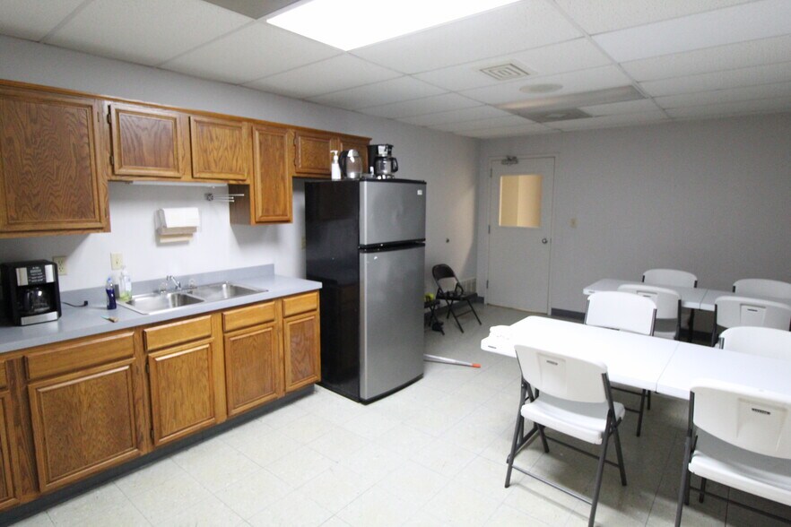 More Photos Of 1021 E 31st St, Lawrence Manufacturing For Lease