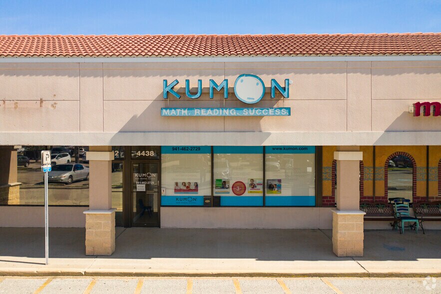 More Photos Of 4400-4462 Bee Ridge Rd, Sarasota Storefront Retail Office For Lease