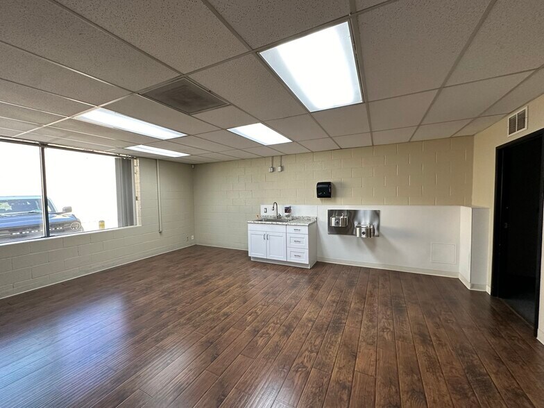 More Photos Of 2070 Floyd St, Burbank Light Manufacturing For Lease
