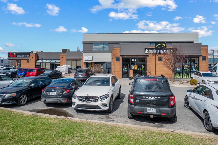 More Photos Of 95 Boul De Mortagne, Boucherville Restaurant For Lease