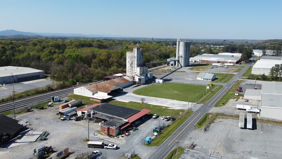 More Photos Of 110 N Industrial Blvd NE, Calhoun Industrial For Lease