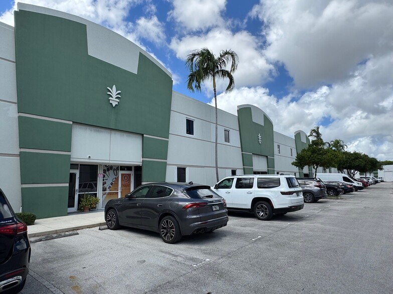 More Photos Of 1325 NW 98th Ct, Doral Warehouse For Lease