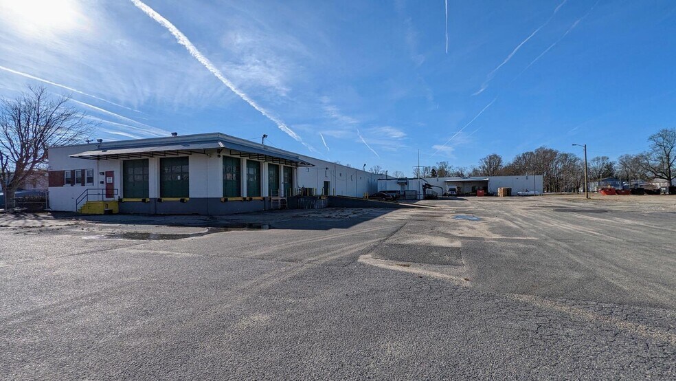 More Photos Of 717 Longfellow St, Woodbine Warehouse For Lease