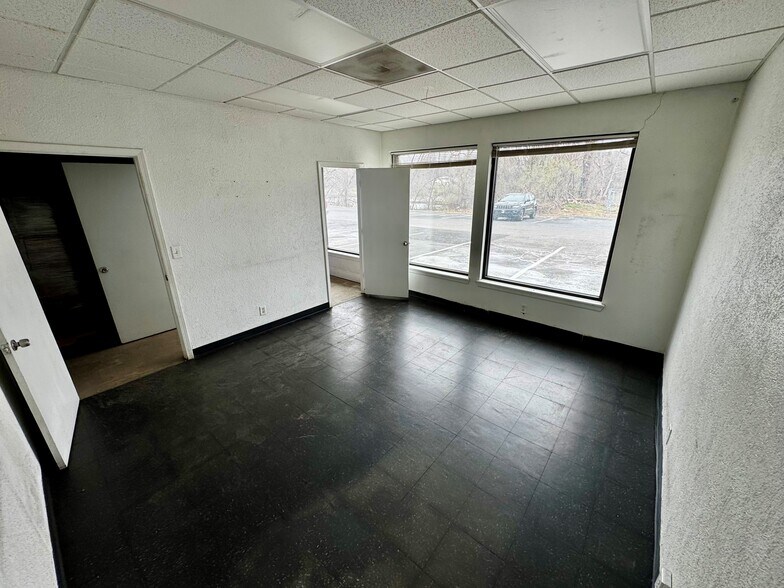 More Photos Of 1600 S Noland Rd, Independence Light Distribution For Lease