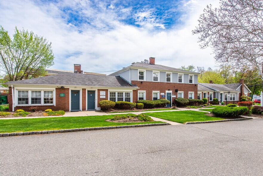 More Photos Of 65 E Northfield Rd, Livingston Medical For Sale