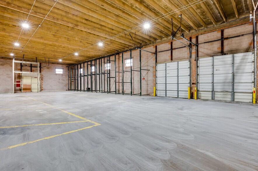 More Photos Of 8408 Chancellor Row, Dallas Warehouse For Lease