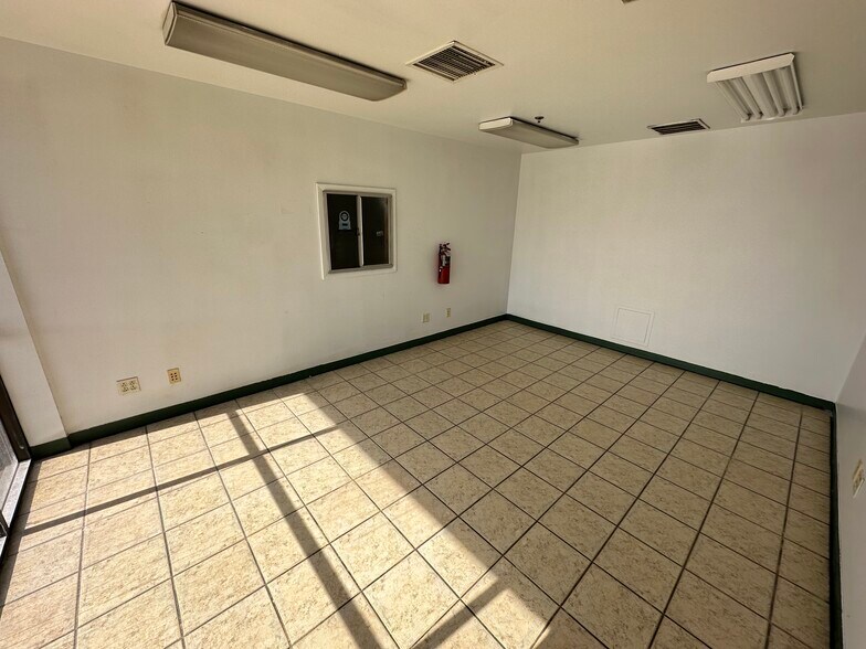 More Photos Of 3065 E Elm St, Springfield Light Manufacturing For Lease