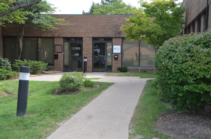 More Photos Of 4255 Westbrook Dr, Aurora Medical For Lease